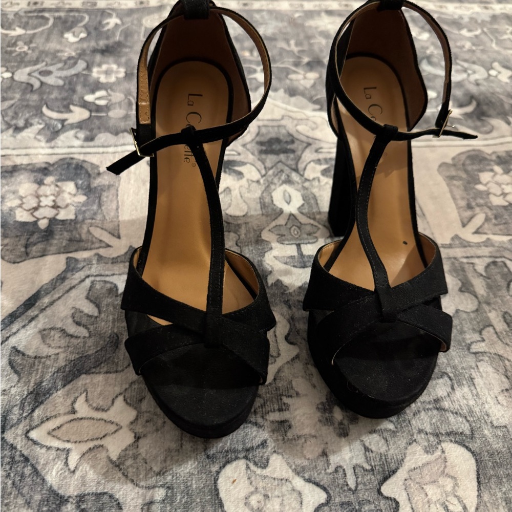 Elegant Black Heeled Sandals with T-Strap